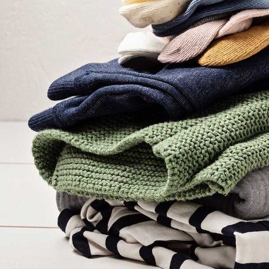 Idee für Second-Hand-Kleidung. Zirkuläre Mode, Spende, Wohltätigkeitskonzept