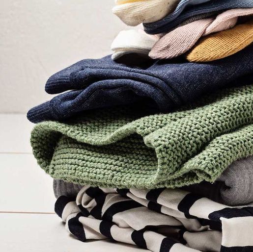 Idee für Second-Hand-Kleidung. Zirkuläre Mode, Spende, Wohltätigkeitskonzept