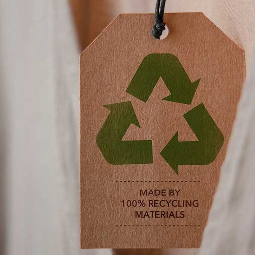 Konzept für Recycling-Produkte. Bio-Baumwoll-Recycling-Stoff. Null-Abfall-Materialien. Umweltfreundlichkeit, Wiederverwendung, Erneuerbarkeit für einen nachhaltigen Lebensstil. Recycling-Symbol auf Tag anzeigen